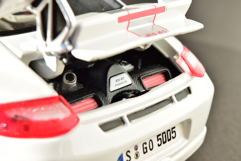 Illustration for article titled RennSport Battle: 997 911 GT3 RS 4.0, AUTOart v. Bburago